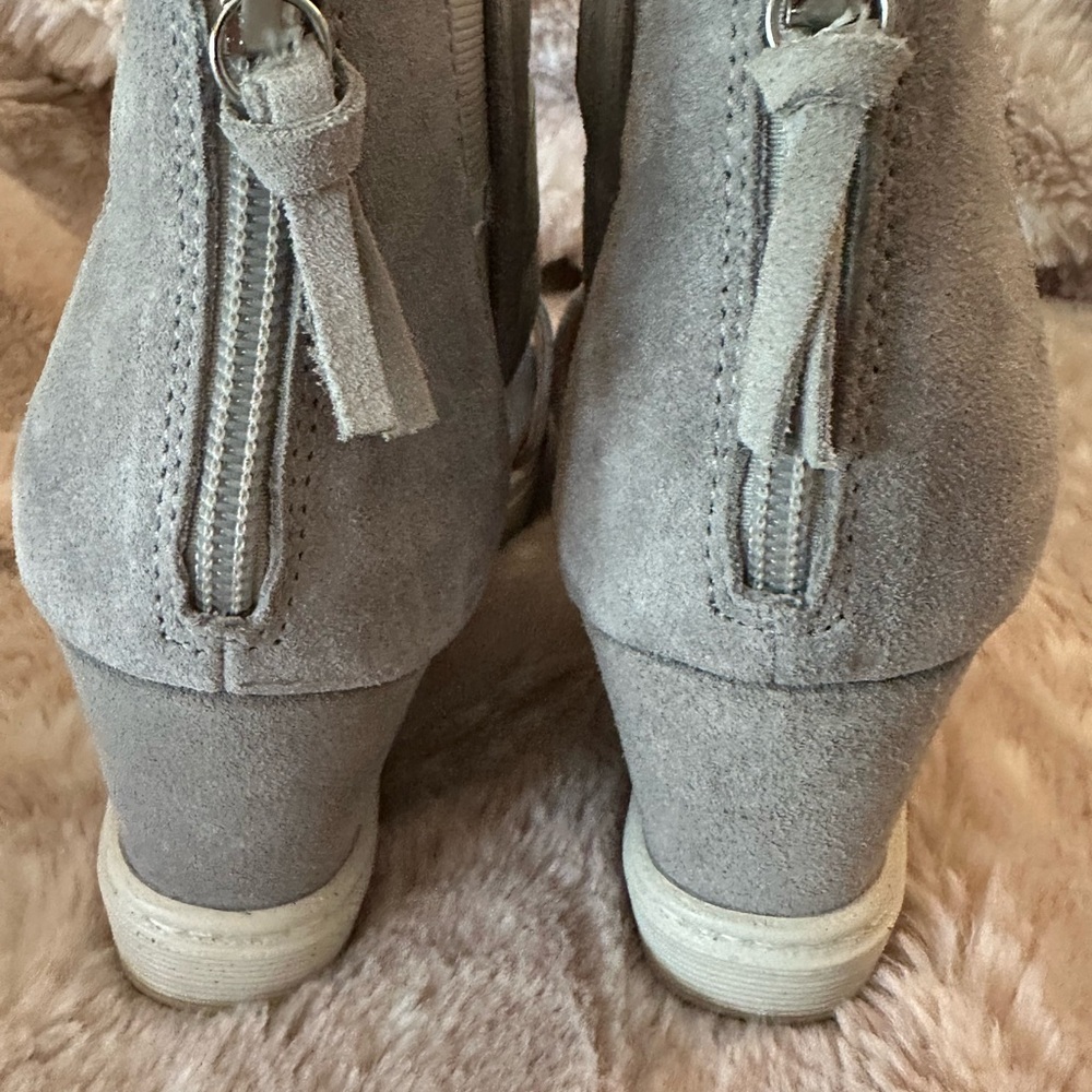 Soft Brand Women’s Gray Neutral Suede Strappy Block Heel Sandals 8.5 M - Picture 3 of 9
